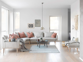 Everest Hörnsoffa i vardagsrum med rosa prydnadskuddar