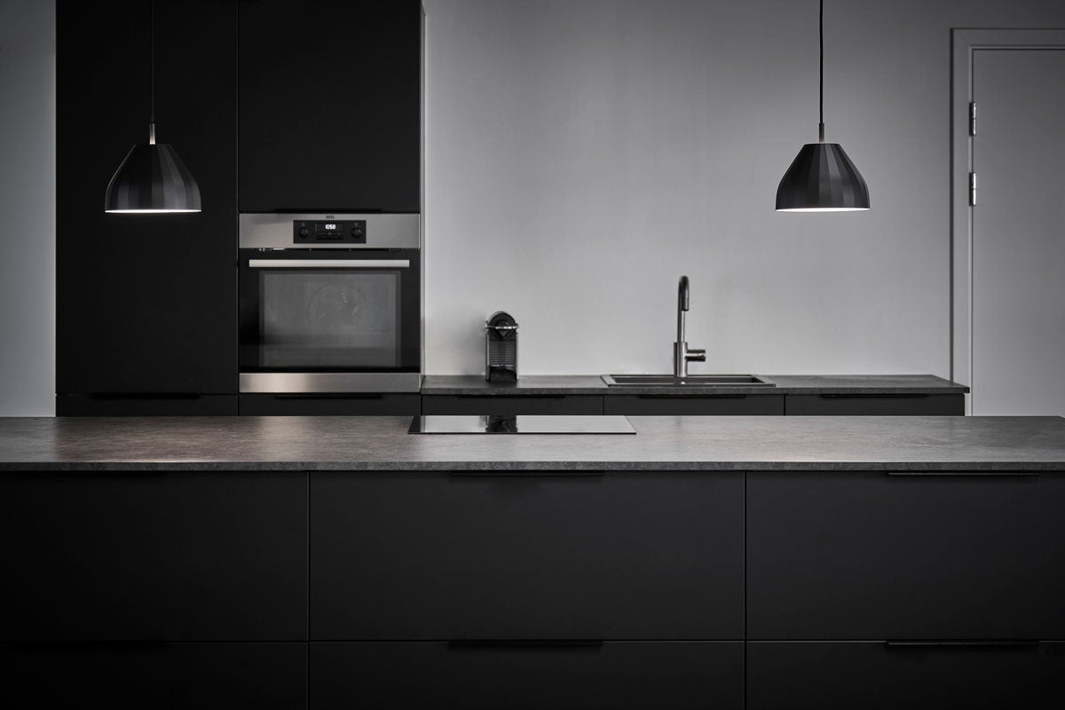 Le Klint 140 Facet Pendel Svart ovanför köksö