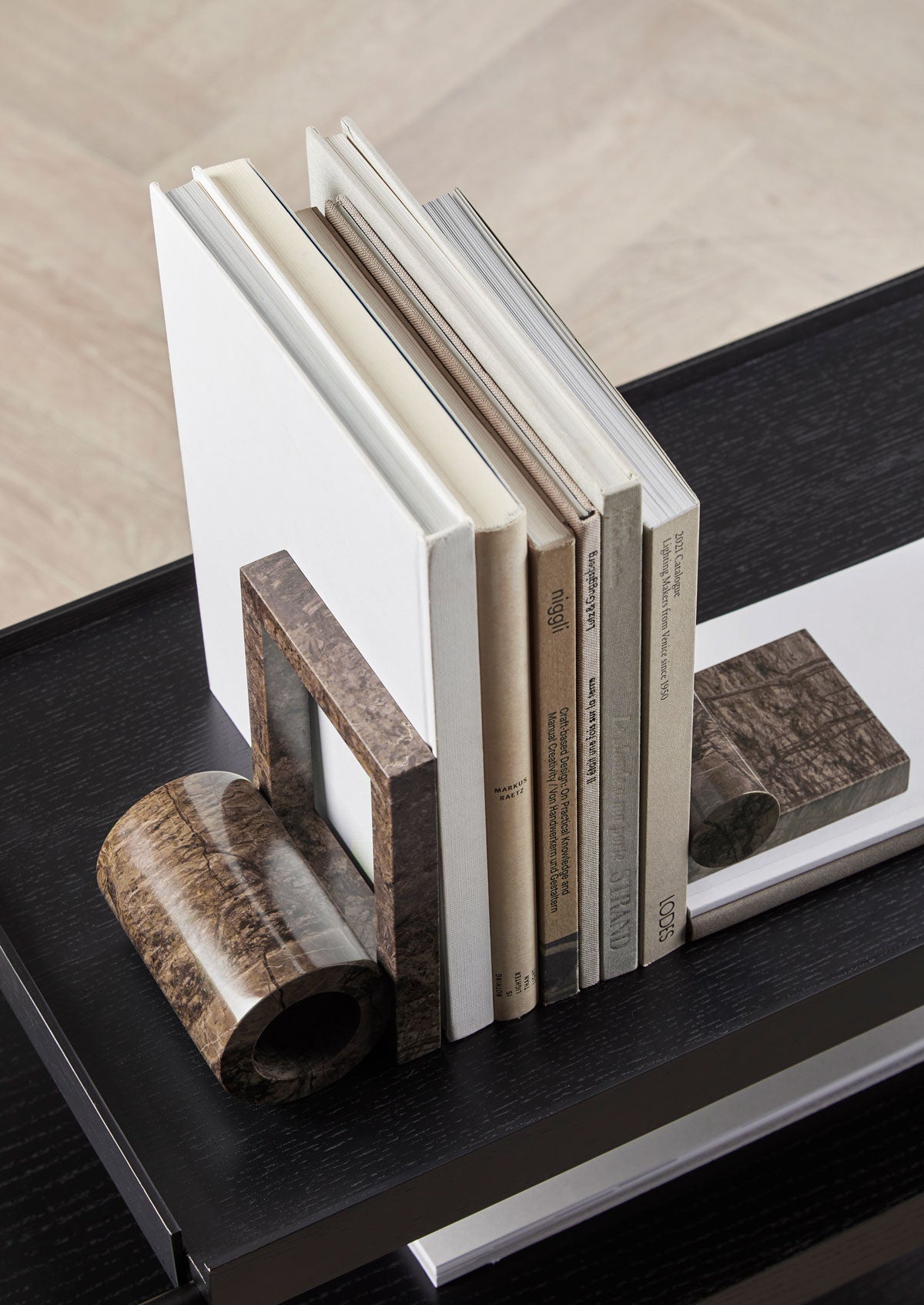 Booknd Bokstöd Brun som håller upp böcker