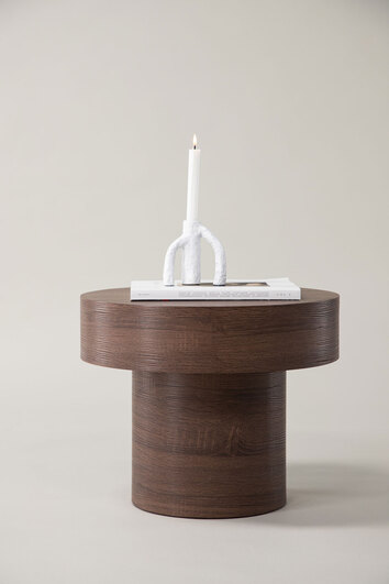 Malung Sidobord med dekorativ bok och ljusstake med brinnande ljus