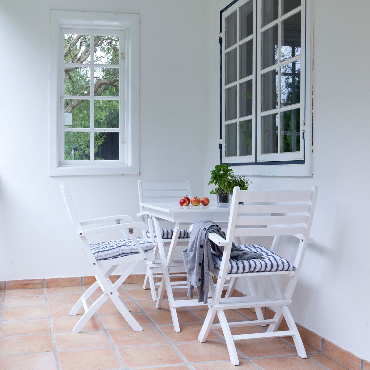 Miljöbild på bordet York, med tillhörande stolar, av Cinas