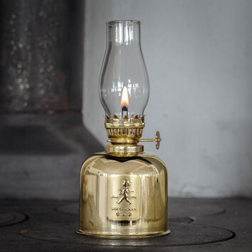 Solstickan-Fotogenlampa-Guld-Miljo_1