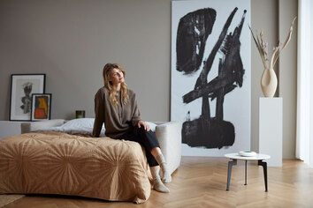 Miljöbild på Cosial (utbäddad, med sängkläder). 140 centimeter. Tyg 586 Phobos Latte.