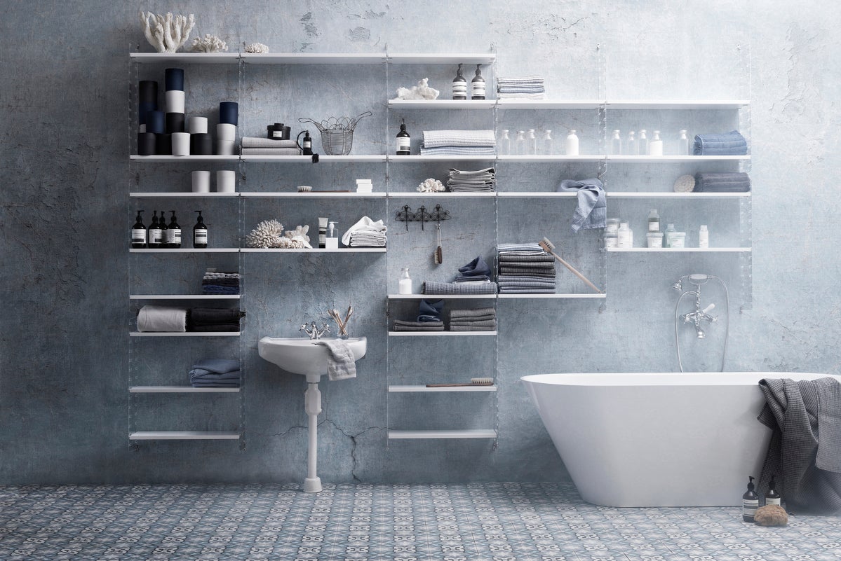 String Badrum. Plexi gavlar och vita hyllplan