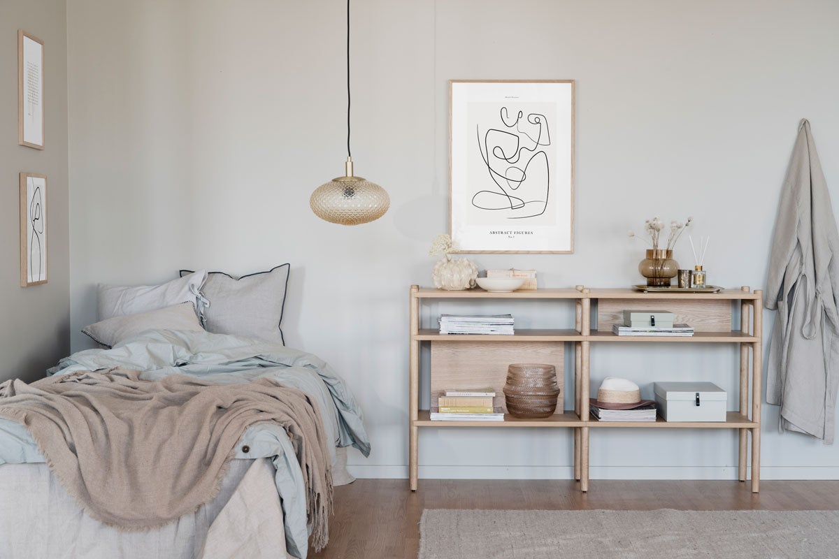 Holton Avlastningsbord i ek bredvid en slarvigt bäddad säng