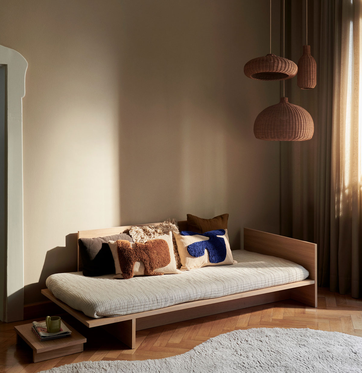 Ferm-Living-Lay-Kudde-Sand-Sugar-Kelp-Bright-Blue-Miljo.jpg