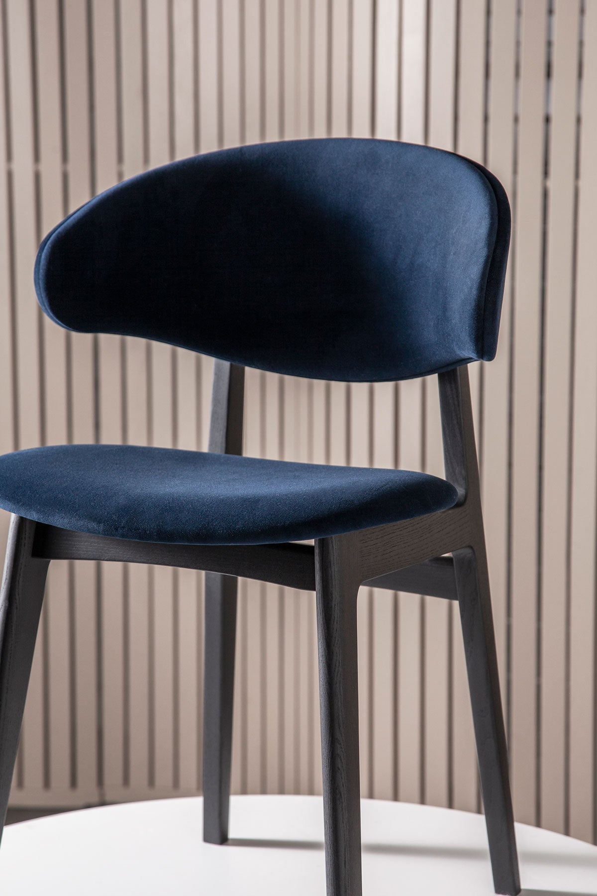 Ram Wood Comfort. Svart, mattlackad ask (C44). Tyg Megan 52, Racing Blue.