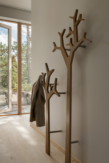 Tree Rockhängare i ek på beige vägg