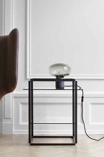 Karl-Johan bordslampa Svart Marmor och Florence Sidobord från New Works.