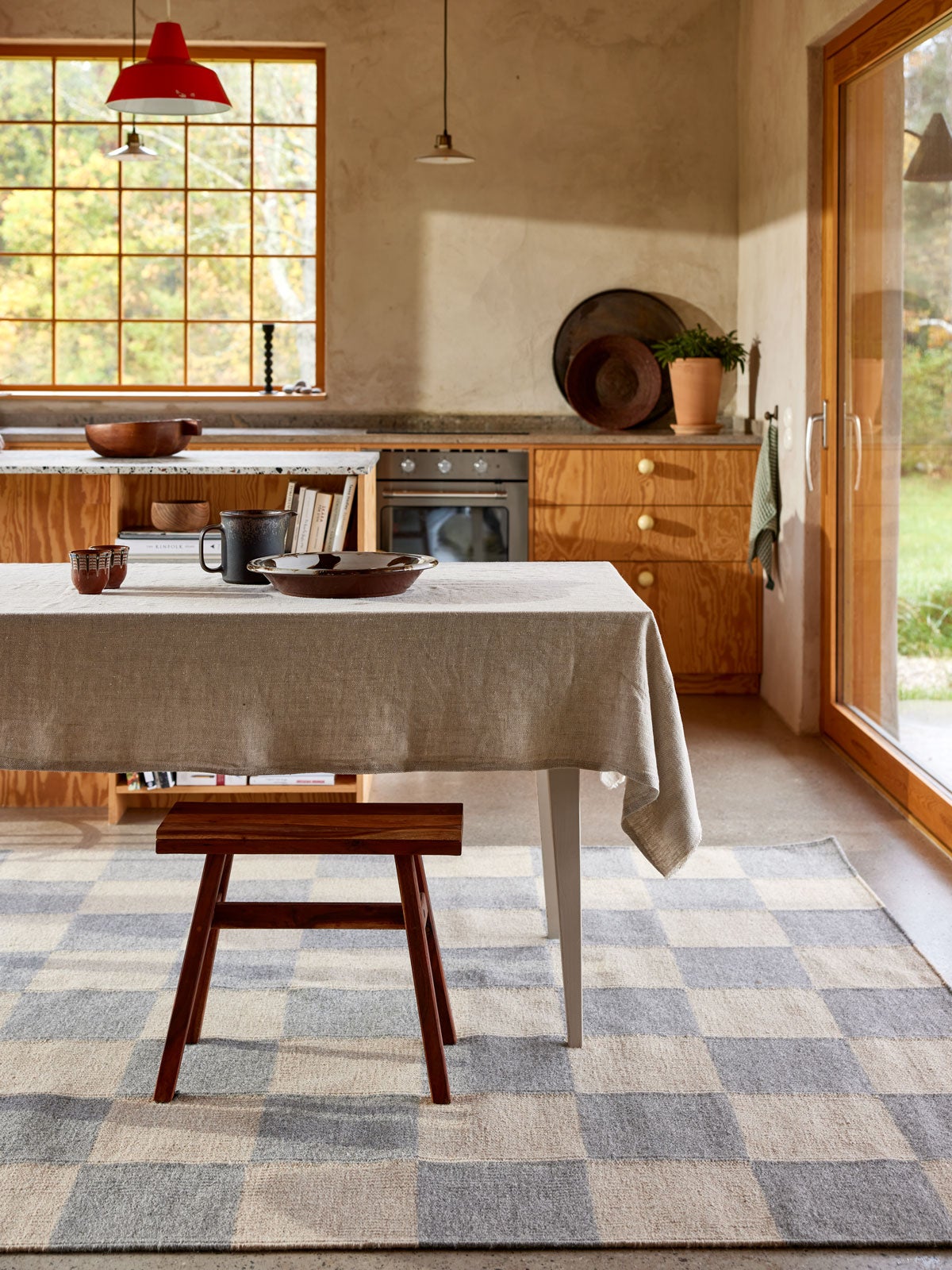 Squares Matta Grå / Natur i köksmiljö under matbord med pall