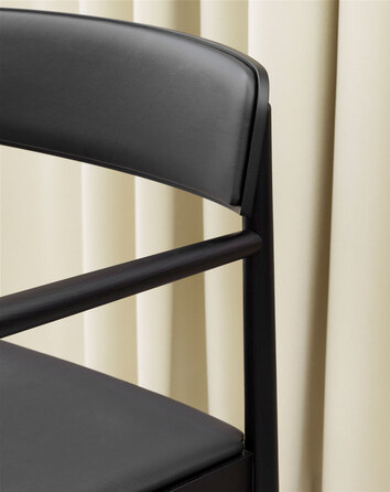 Timb-Karmstol-Black-Ultra-Black-Miljo