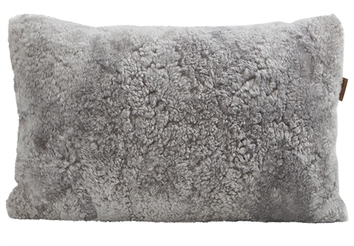 Alice-Farskinnskudde-60x40-Granit