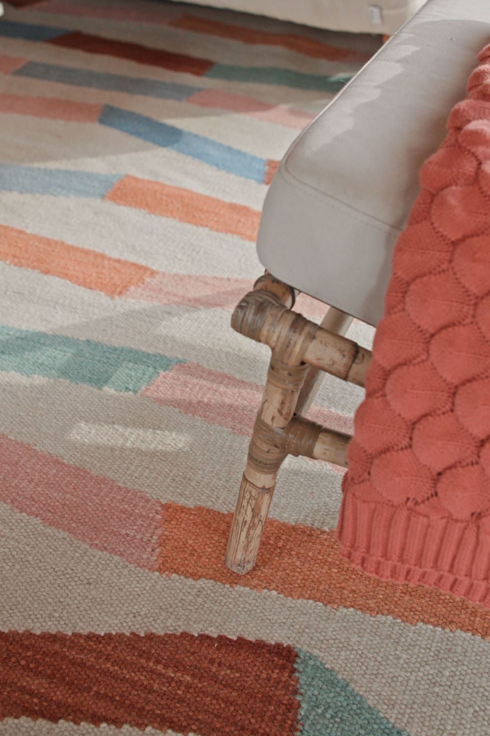 Classic-Collection-Vibrant-Matta-Miljo_1.jpg Vibrant Matta Multi med beige fåtölj med korallrosa pläd