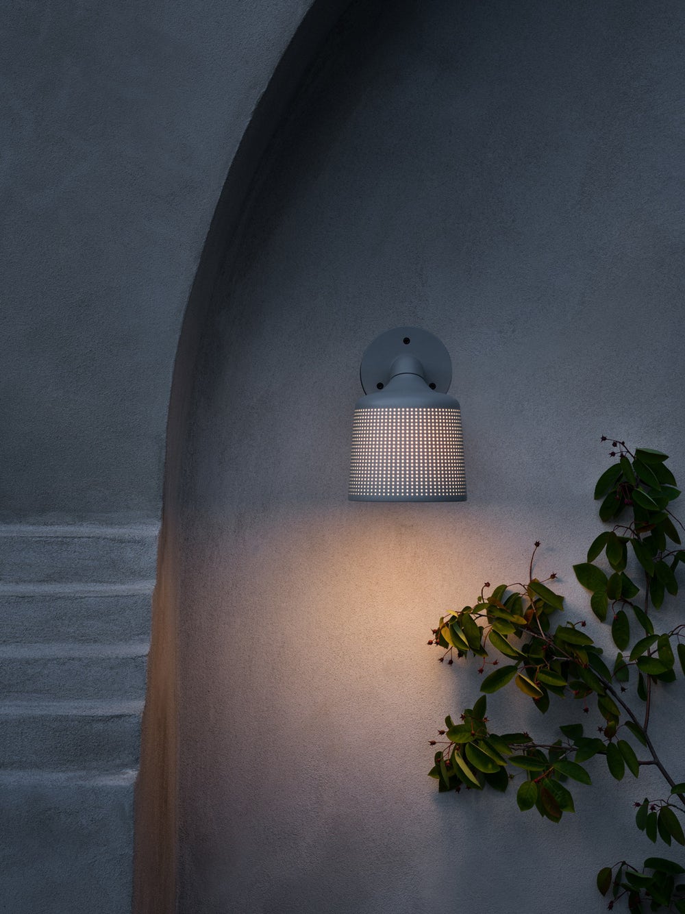 Vipp551_outdoor-wall-spot-grey-lifestyle04.jpg Vipp551_outdoor-wall-spot-grey-lifestyle04