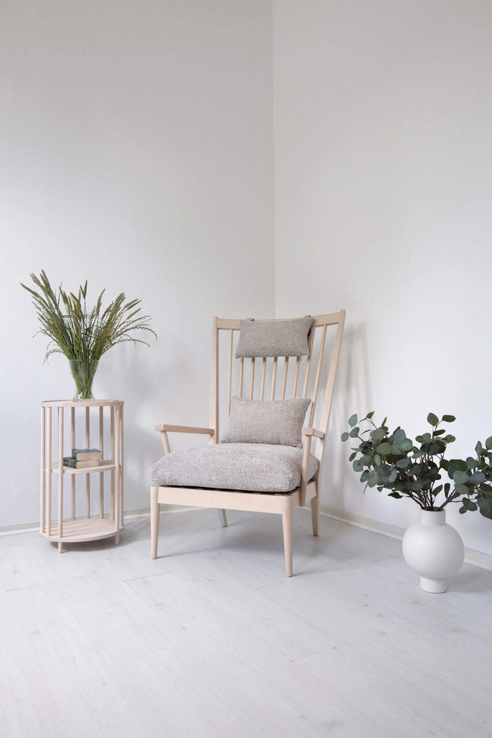 Orust fåtölj i vitoljad ek med en Abriamo dyna i beige