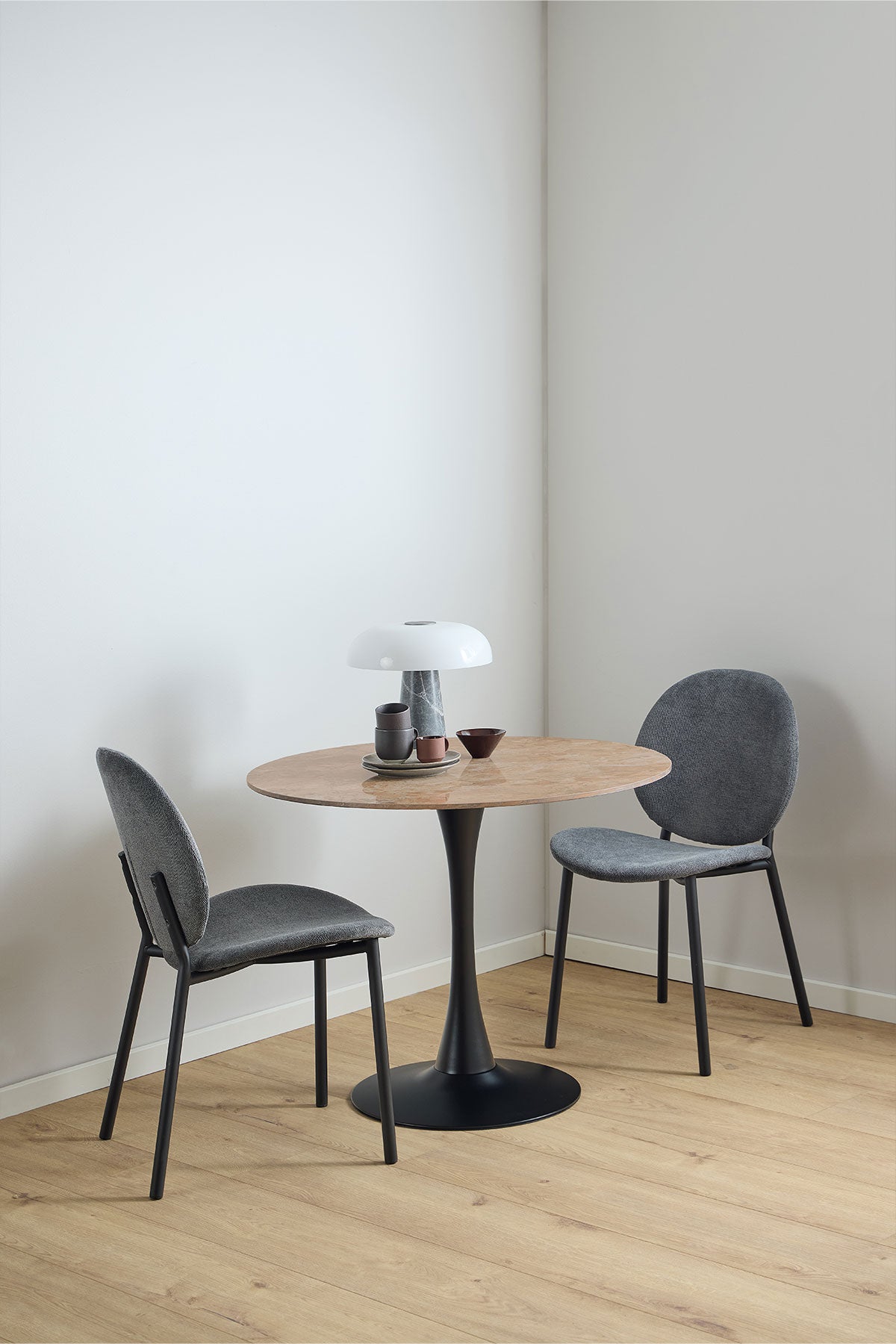 Malta Aberta med två stolar runt