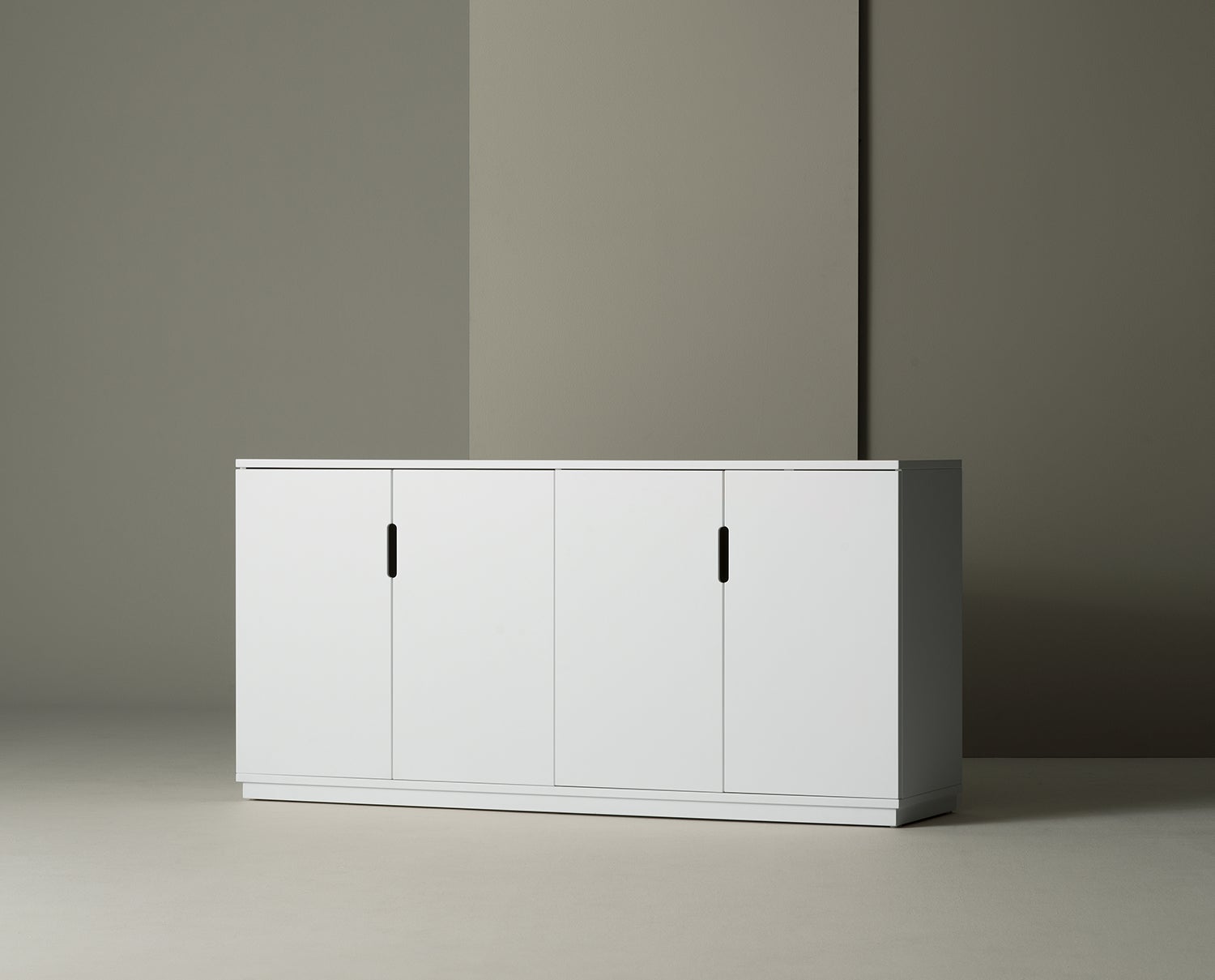AOKO Sideboard Vit i studiomiljö