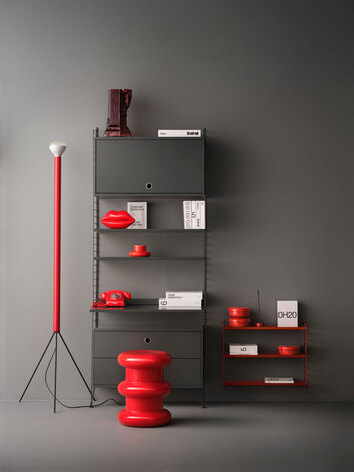 String System med golvgavlar, hyllplan, överskåp, lådor och arbetsskiva i färgen Mörkgrå