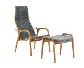 Fåtöljen Lamino med pall i ek, klädd i fårskinnet Scandinavia Grey