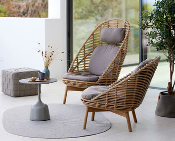 Två stycken Hive Loungefåtölj utomhus på rund matta med grått sidobord