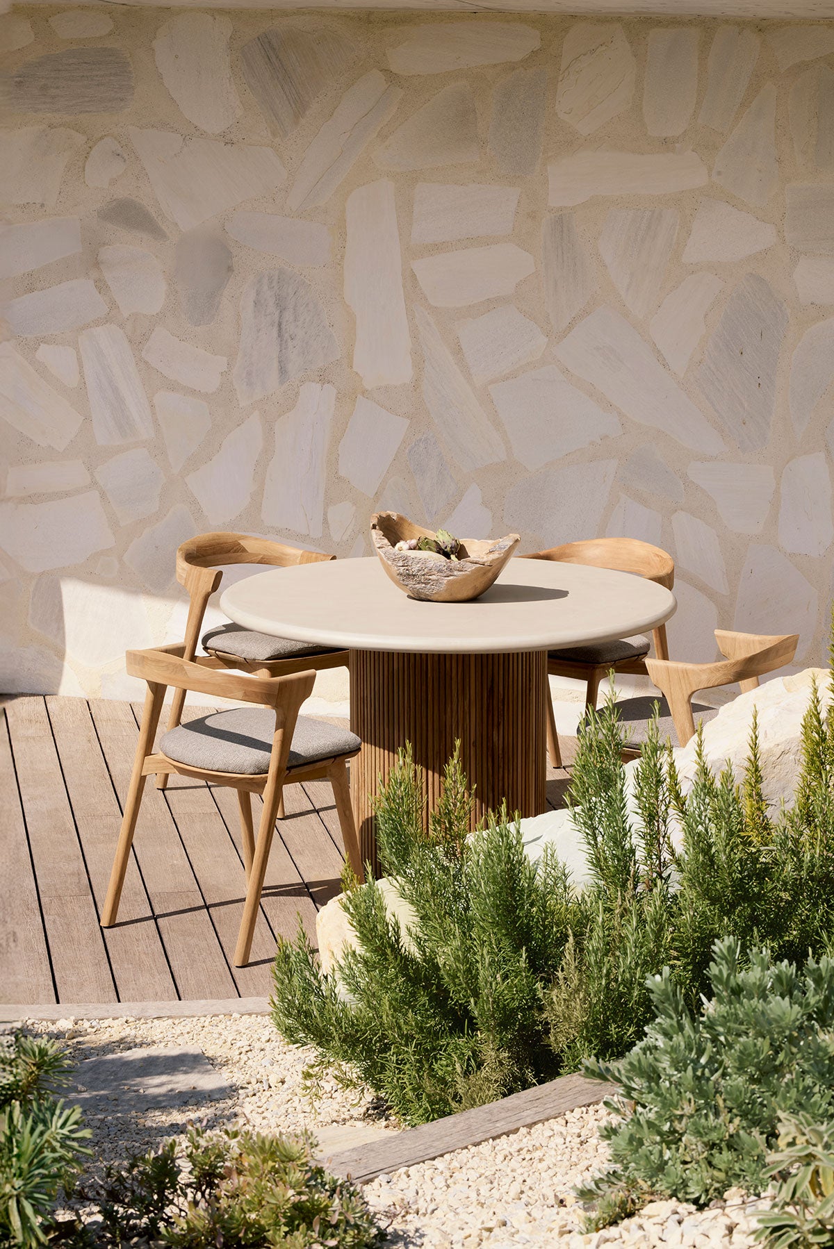 Roller Max Outdoor Matbord med Bok Stol på solig uteplats