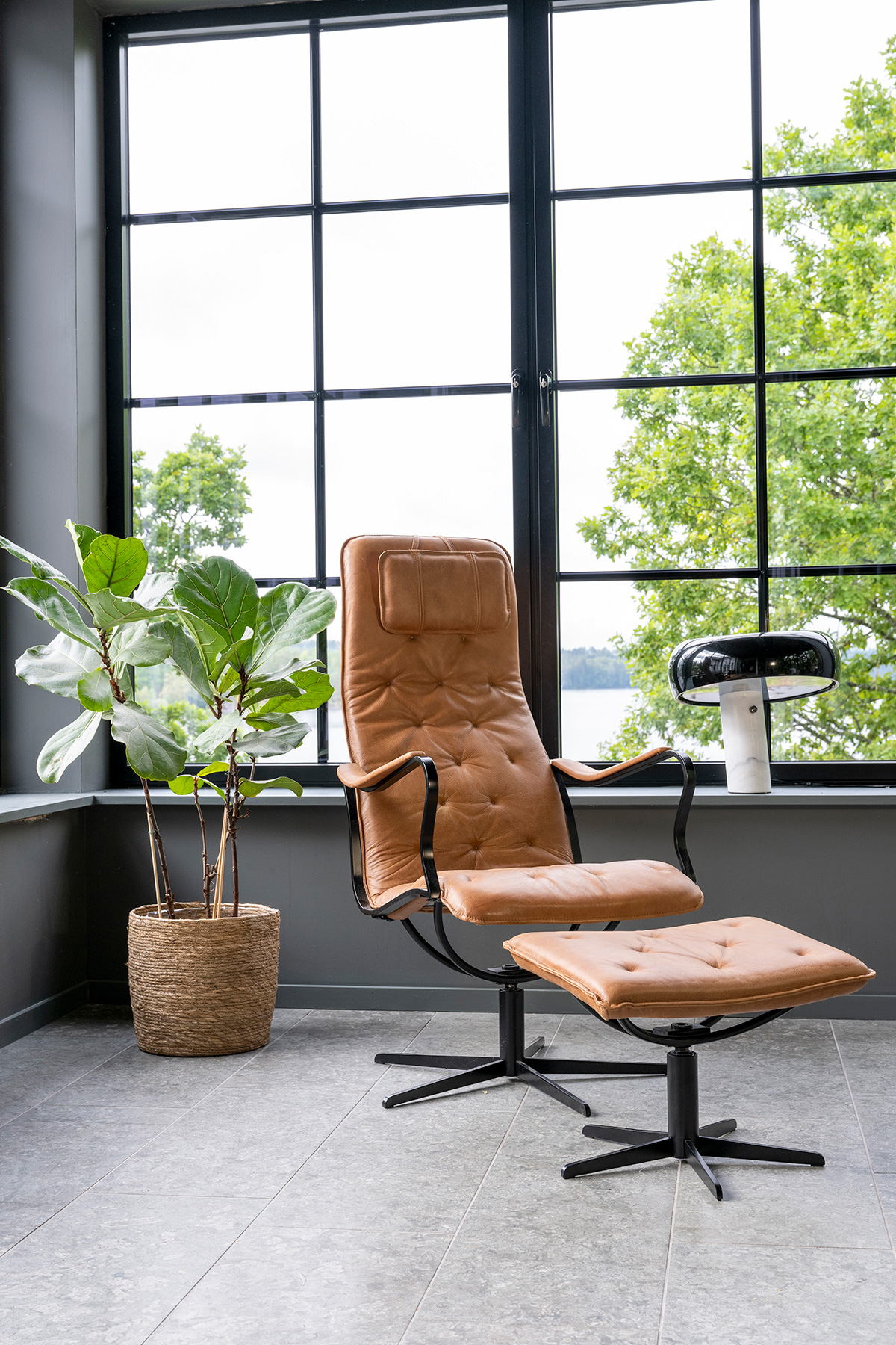 Chic Fåtölj i vintage cognac läder i  modern miljö