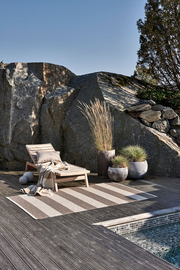 Bob Matta i färgen Mud / Vanilla vid solstol på trädäck