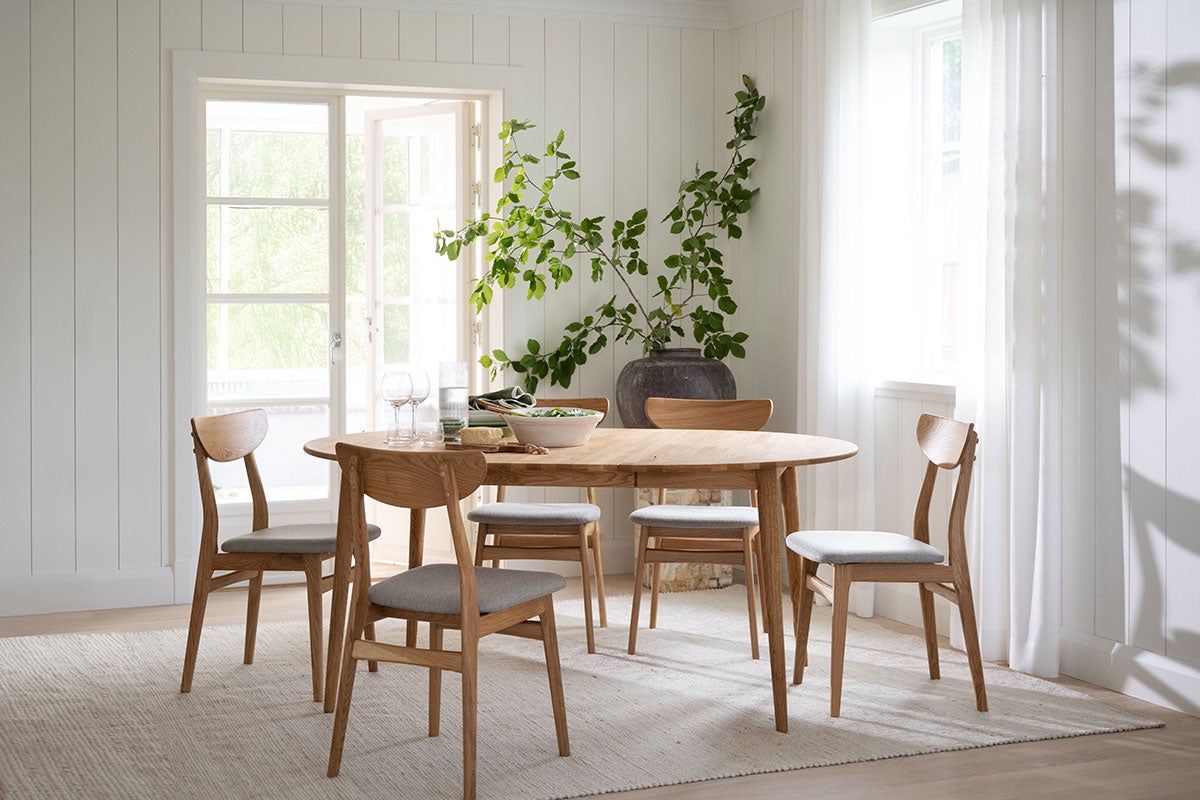 Tyler Matbord 120 Runt Ek med iläggsskiva på modern matplats