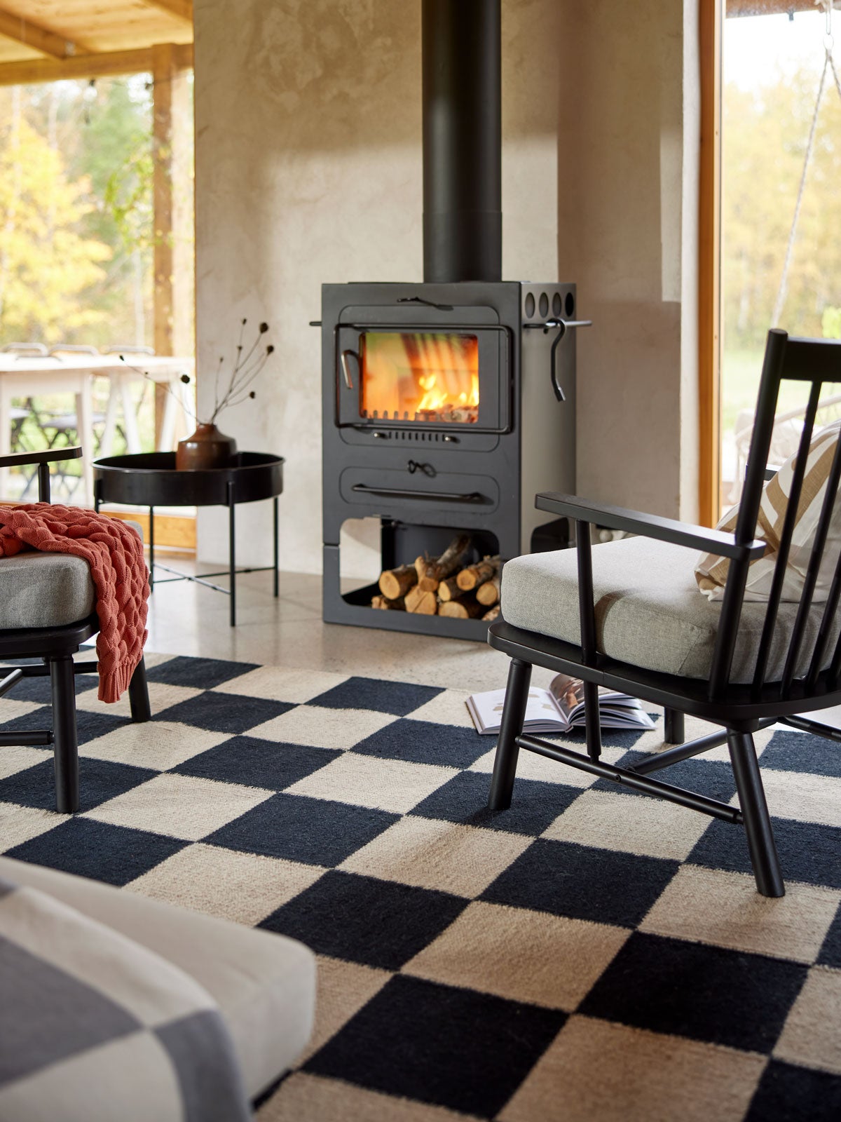 Squares Matta Svart / Natur med fåtölj framför tänd braskamin
