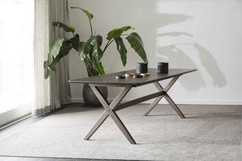 Calverton Matbord bredvid krukväxt i stor kruka