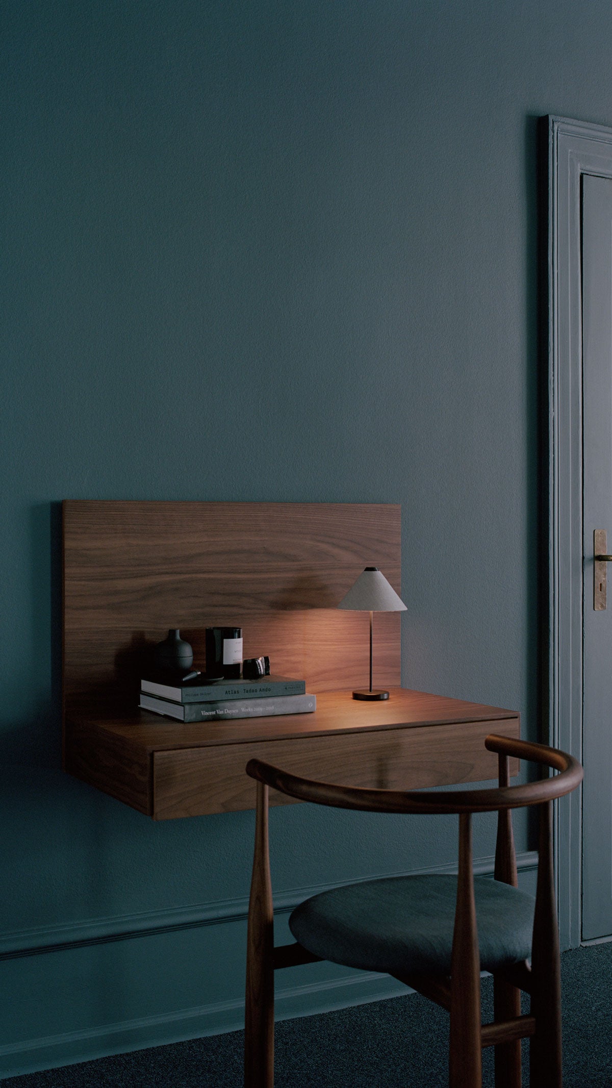 Tana Vägghängt Skrivbord Valnöt med bordslampa, böcker och doftljus