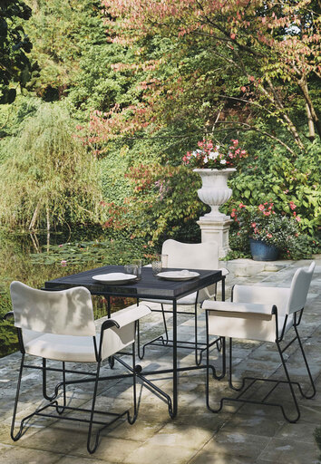 Tropique Matbord Outdoor med Tropique  Utomhusstol vid vacker sjö med grönska