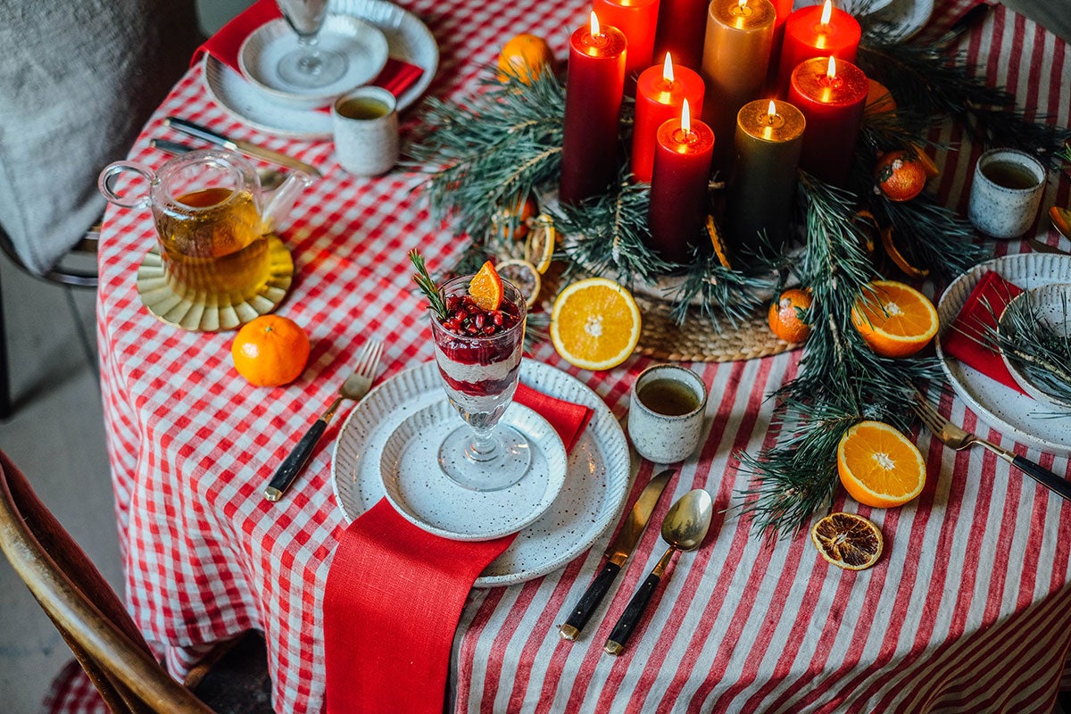 Misty Square och Misty Edge Bordsduk i färgen Deep Red på dukat julbord
