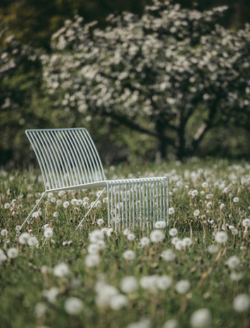 Barr Loungestol Vit i fält av maskrosor med körsbärsträd i bakgrunden