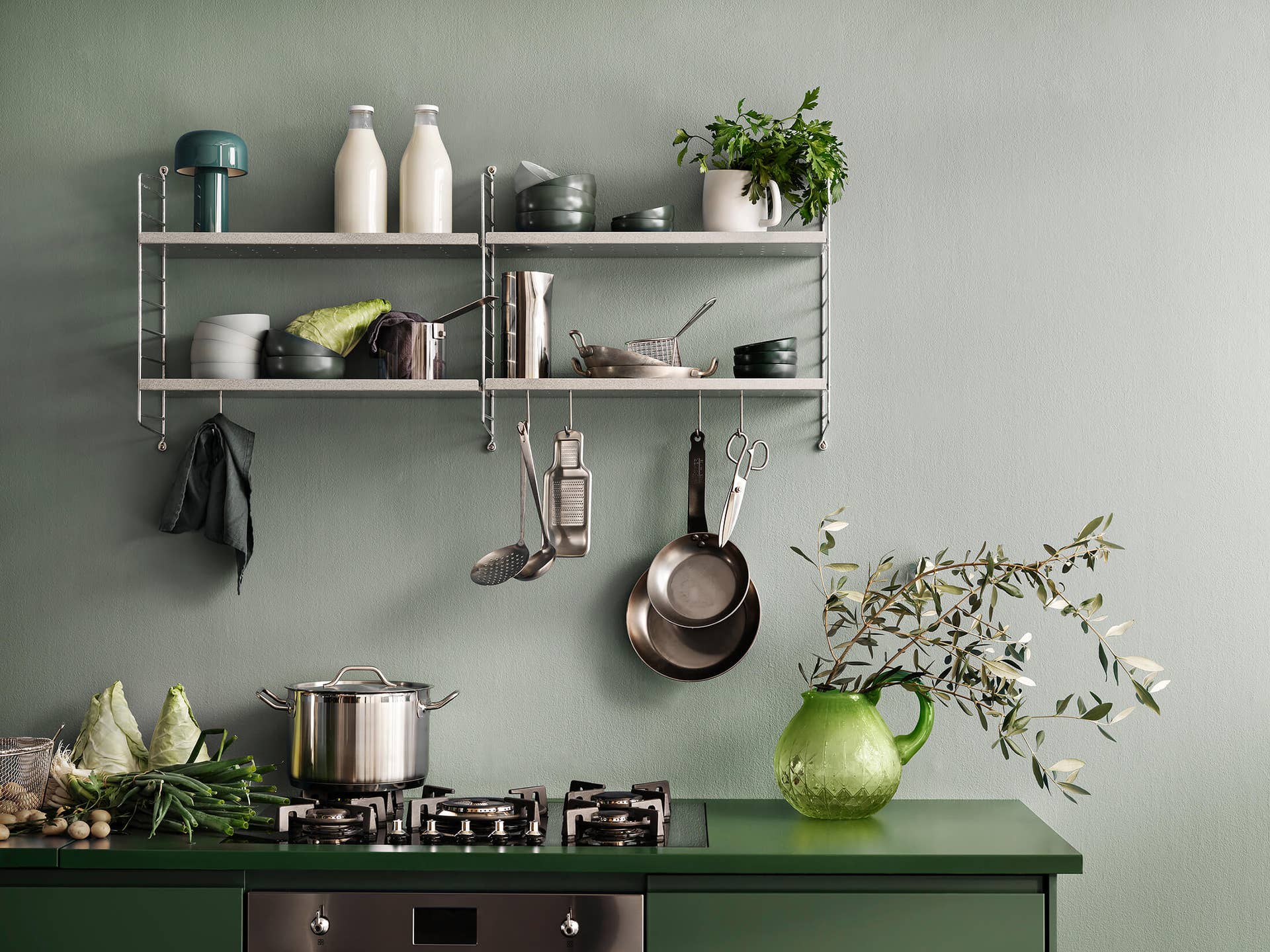 string-system-kitchen-1-web.jpg Handla Stringhyllor för köket hos Tibergs Möbler