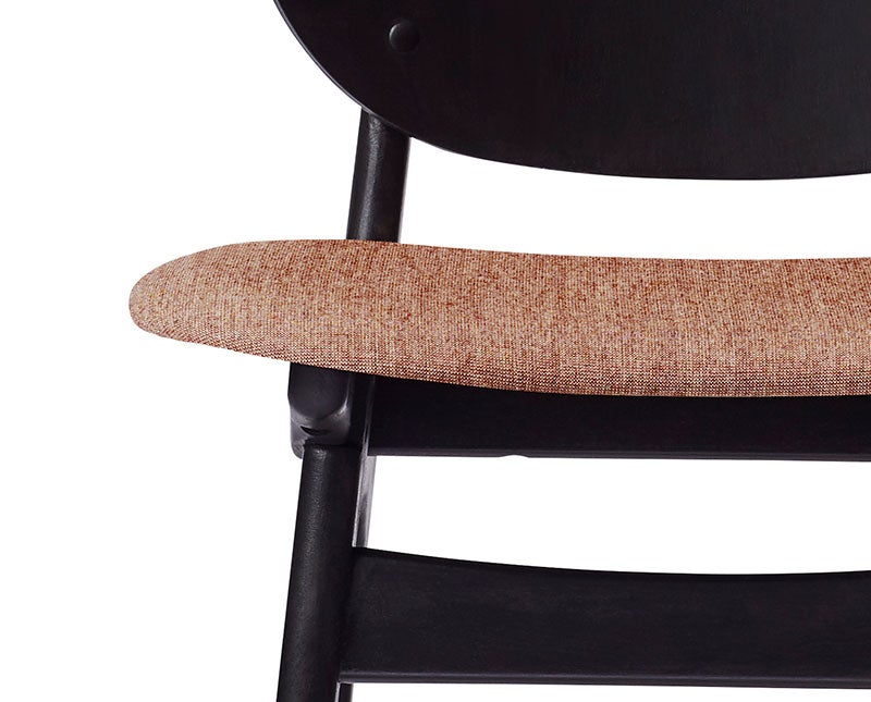 noble-diningchair-blackstained-beech-seat-palerose-detalj-warm-nordic