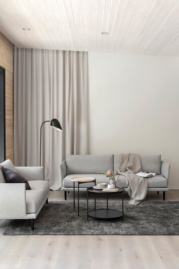 Miljöbild på Plateau. Bilden visar diameter 40 i vitbetsad ask, respektive diameter 58 i svartbetsad ask. 