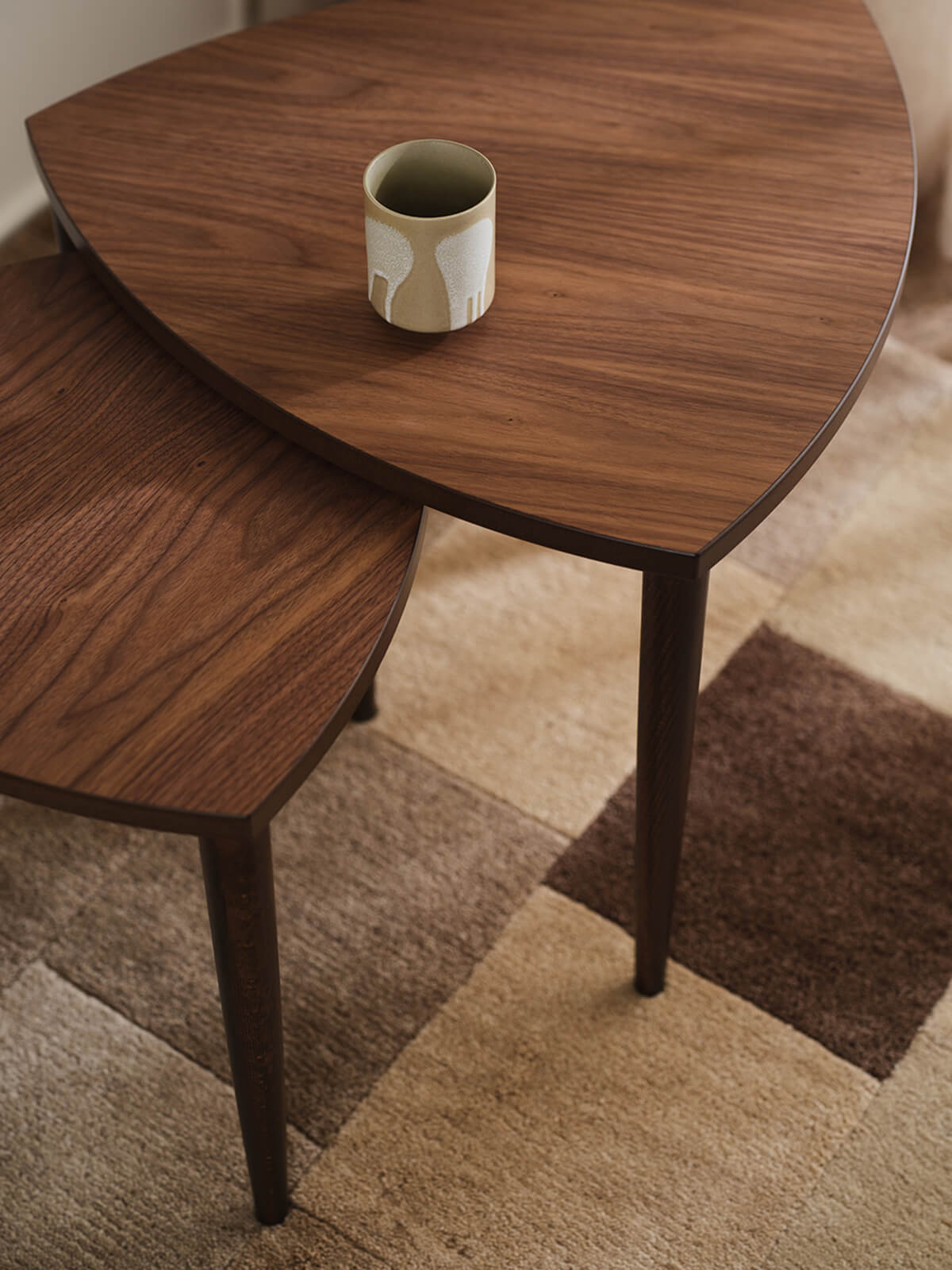 Tripoli Satsbord i valnöt med  en kaffekopp på 