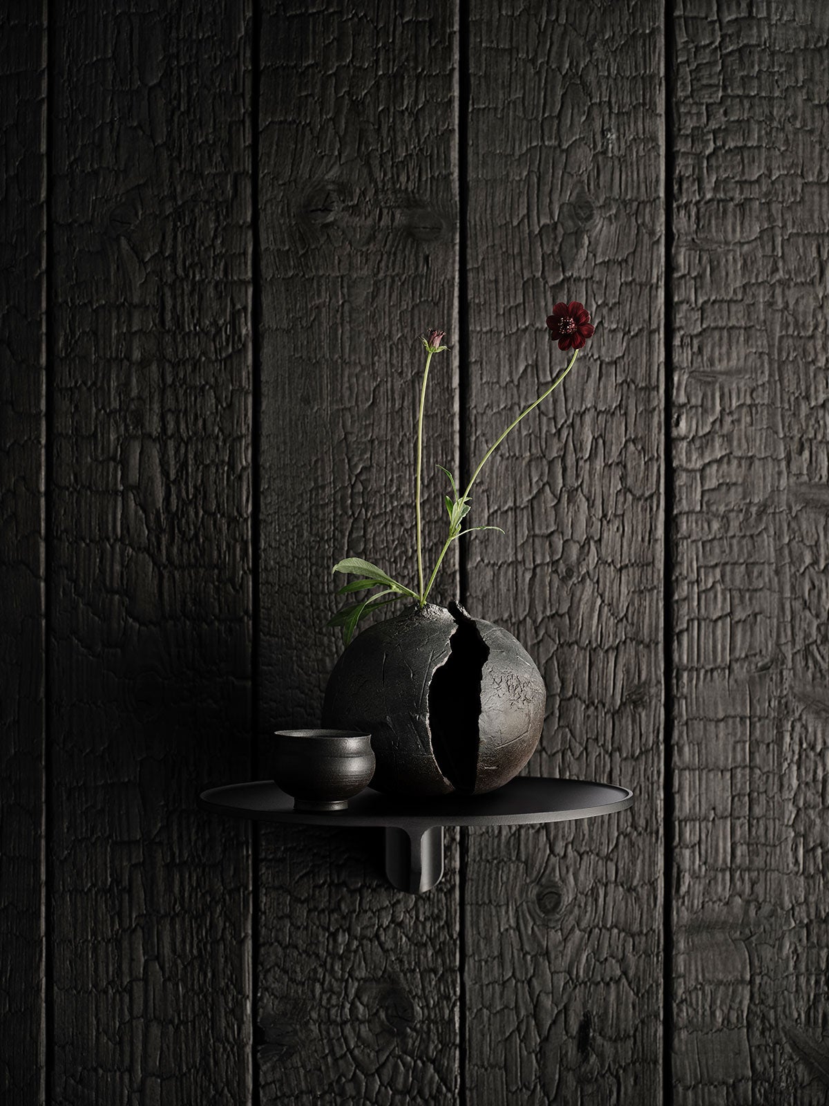 Museum Hylla NM&.045 Svart dekorerad med en vas