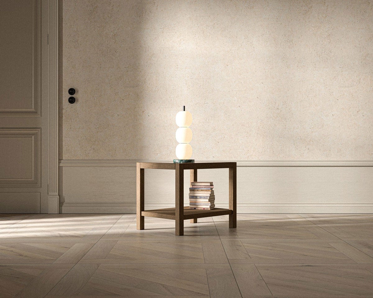 2000 Plus Lampbord med en hög böcker och en bordslampa