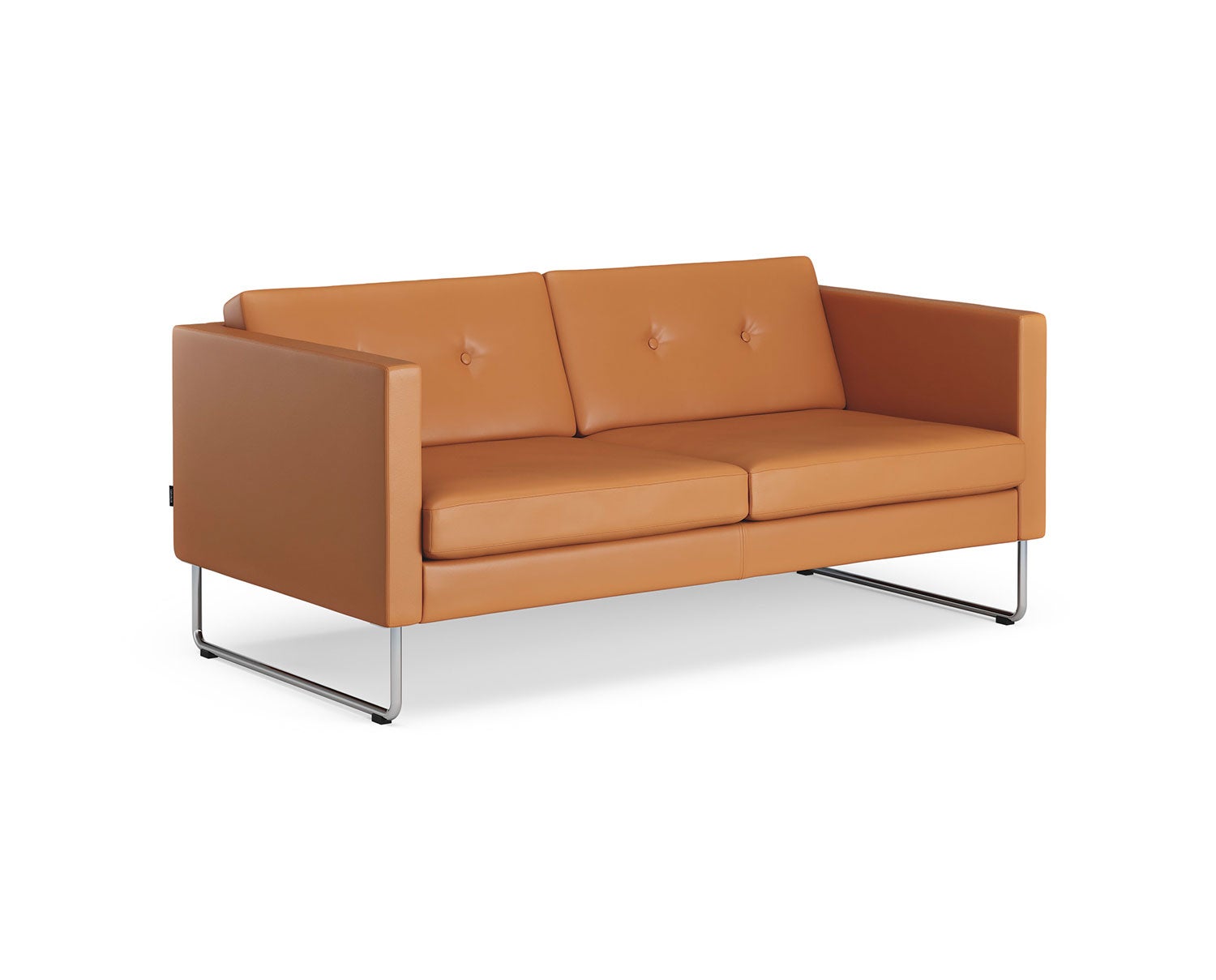 Bilden visar Madison, i tvåsitsig modell. Soffan är klädd i lädret Elmosoft 54035, med knappar i ryggen. Medstativet är i kromat utförande.