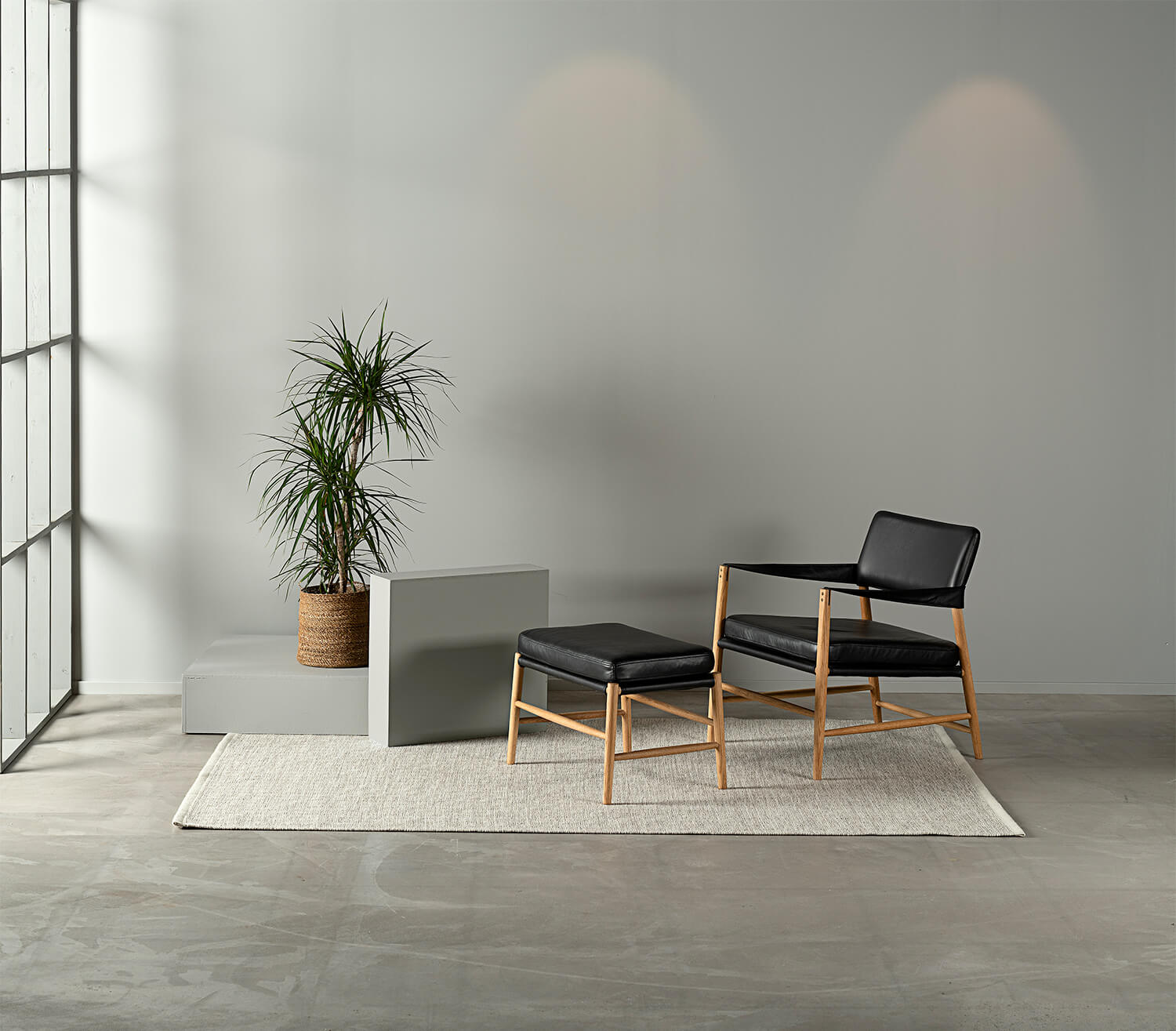 Bremen-Fatolj-Pall-Ottoman-Ek-Svart-Lader-M01