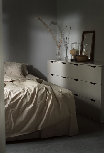 AOKO Byrå Dubbel 6 lådor Beige i sovrum med dunkel belysning