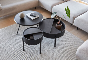 Tact Matta Dark Grey under tre svarta sidobord