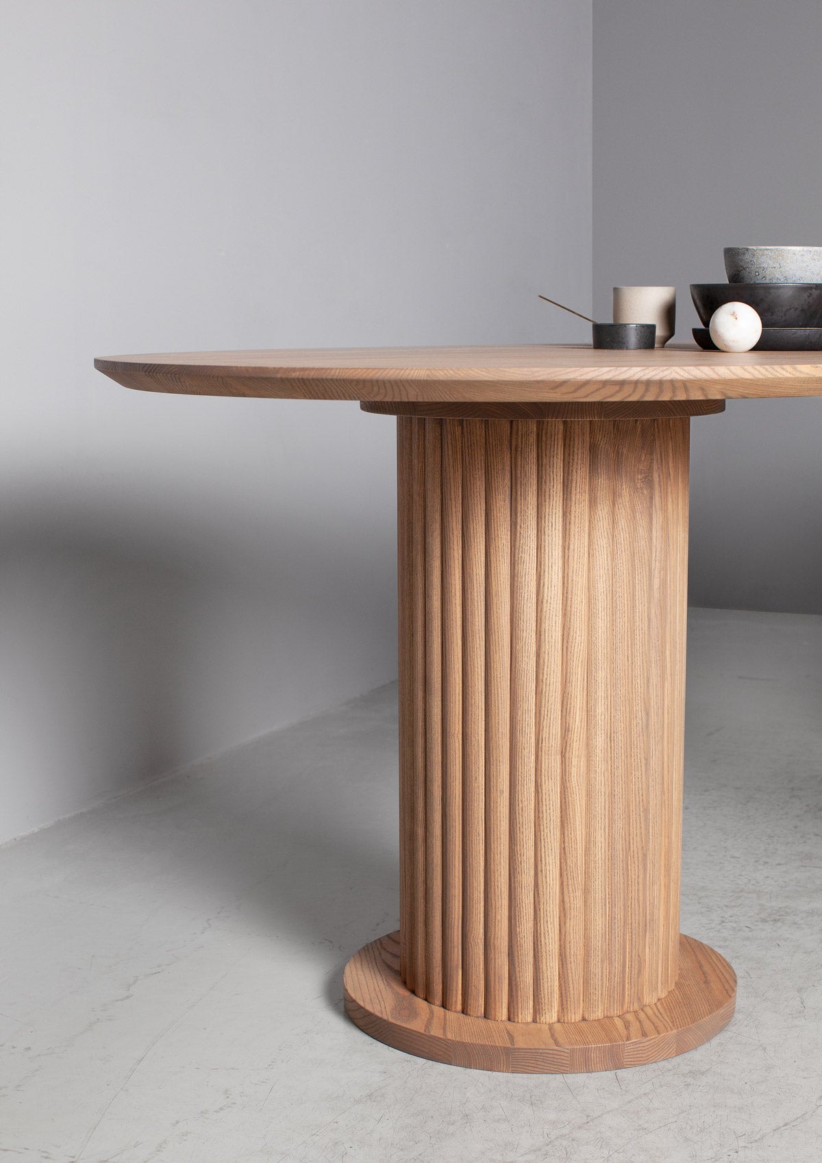 Velvet-matbord-runt-räfflade-ben-3