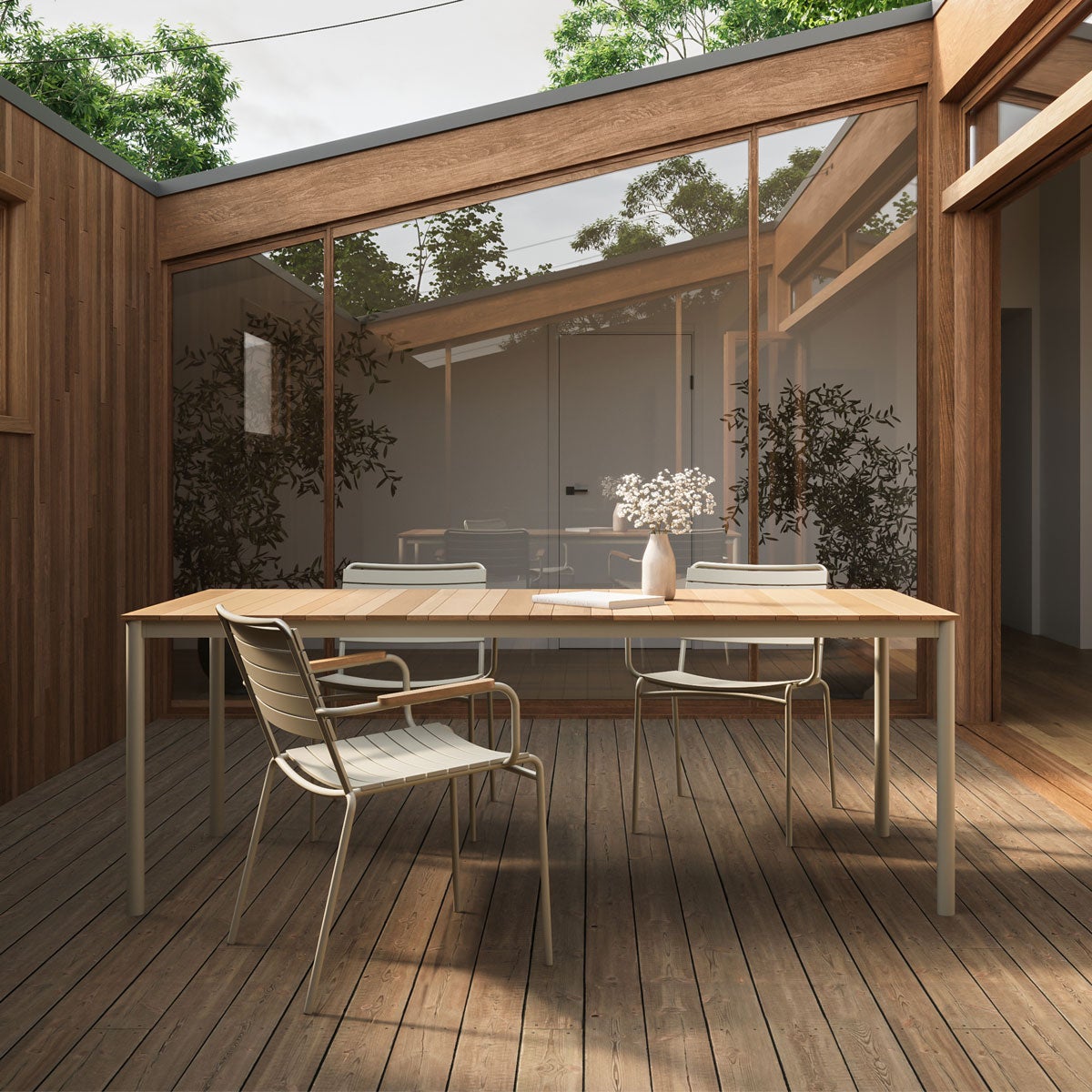 Mood Nova Trädgårdsbord i uterum av trä med tre stycken Matic Karmstol