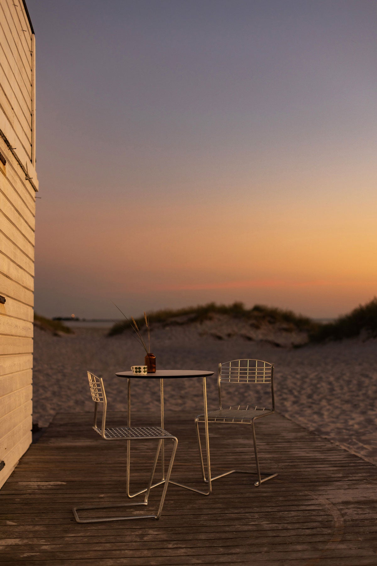 High Tech Stol Varmförzinkad runt High Tech Bord 60 i solnedgång på sandstrand