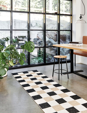 Pix Matta Black i ljus kontorsmiljö