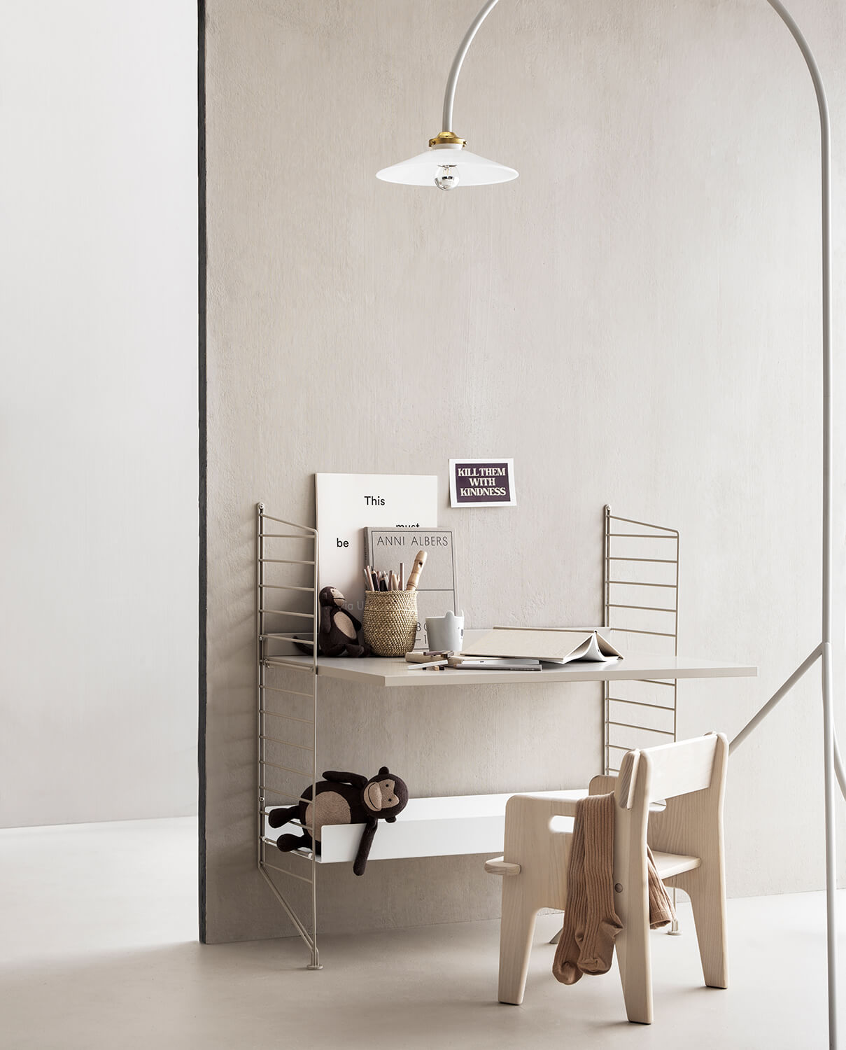 String arbetsskiva och golvgavlar beige i barnrum