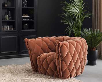 Goldy Fåtölj bredvid palmer i olika storlekar